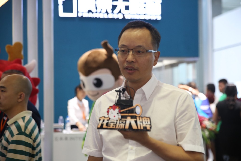 燃“报”建博会龙宝探大牌 枫景无框窗挑战180秒！